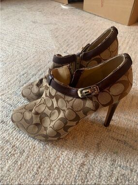 Coach Signature Khaki Heeled Booties Shoes Boots Heels Legacy Brown / Size 10